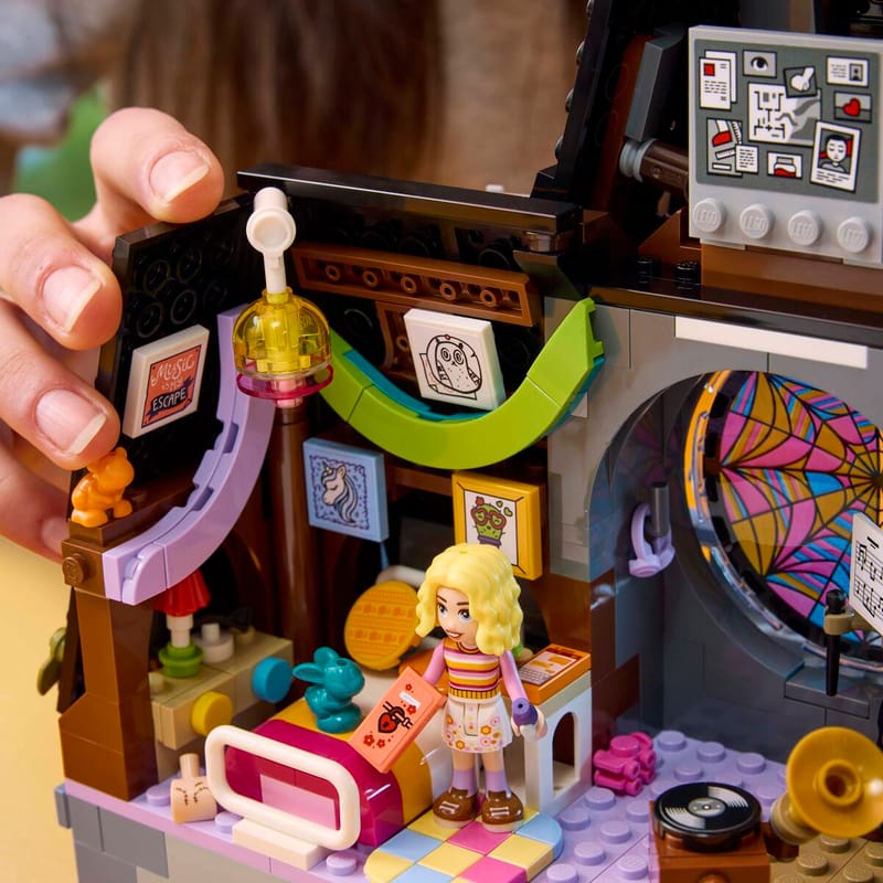 Lego Wednesdayn ja Enidin asuntolahuone 76781