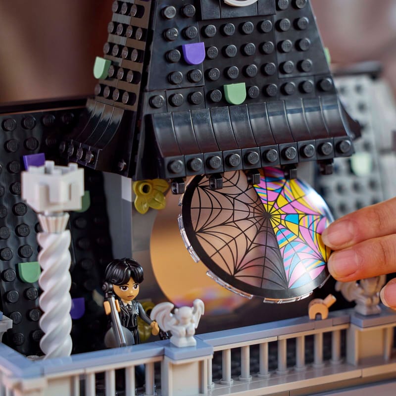 Lego Wednesdayn ja Enidin asuntolahuone 76781