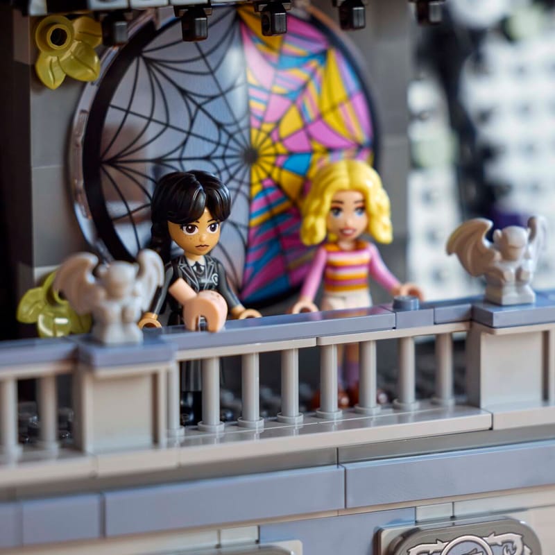 Lego Wednesdayn ja Enidin asuntolahuone 76781