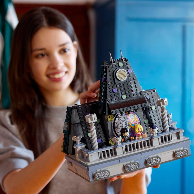 Lego Wednesdayn ja Enidin asuntolahuone 76781