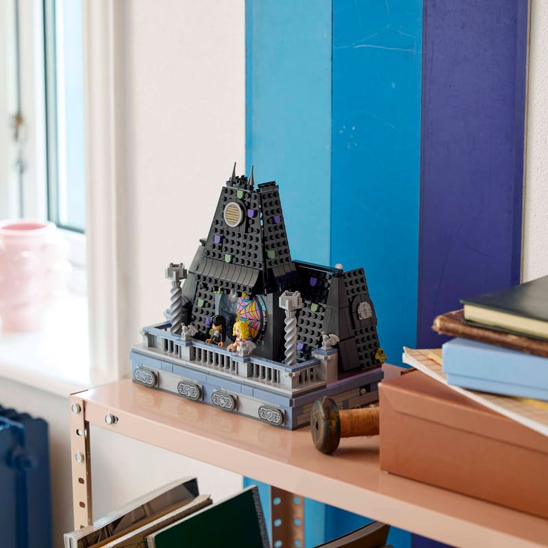 Lego Wednesdayn ja Enidin asuntolahuone 76781