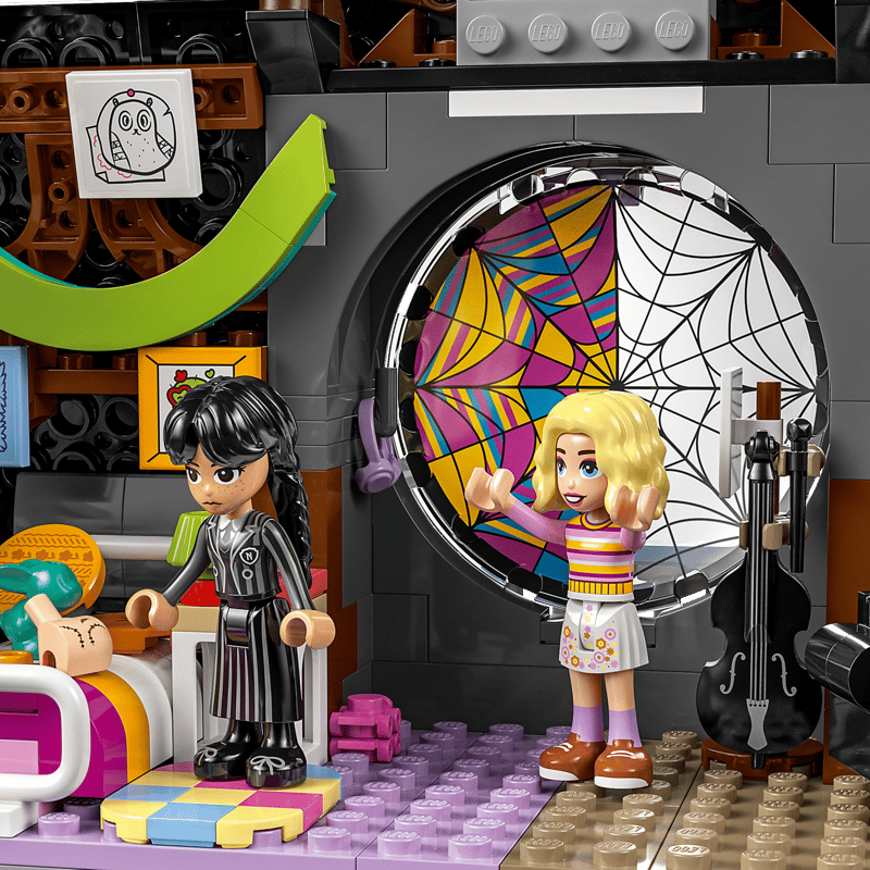 Lego Wednesdayn ja Enidin asuntolahuone 76781