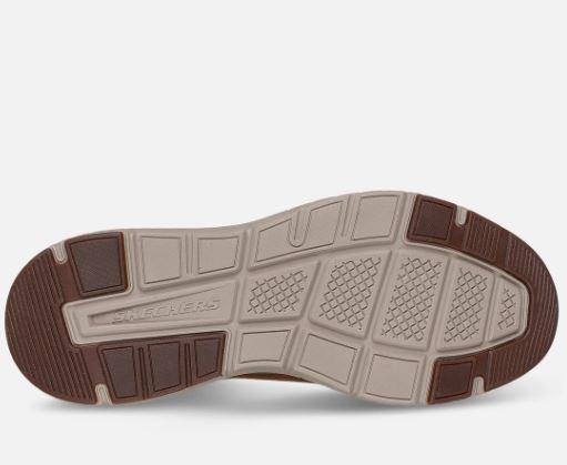 Skechers miesten Relaxed Fit: Arch Crosser - Ronaldo - Waterproof - Ruskea Vedenpitavaa ja kaytannollista kavelymukavuutta
