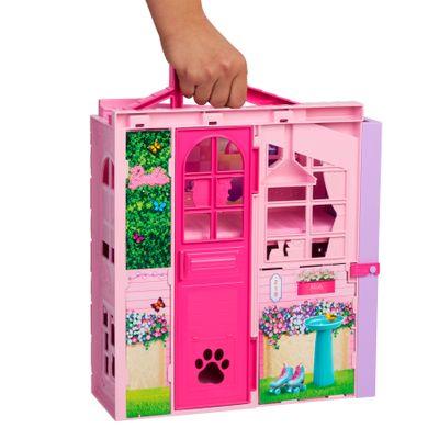 Barbie Weekend House Barbien vapaa-ajan talo on monipuolinen leikkisetti.. Avattuna talon koko on noin 72 x 40 cm. Sisaltaa