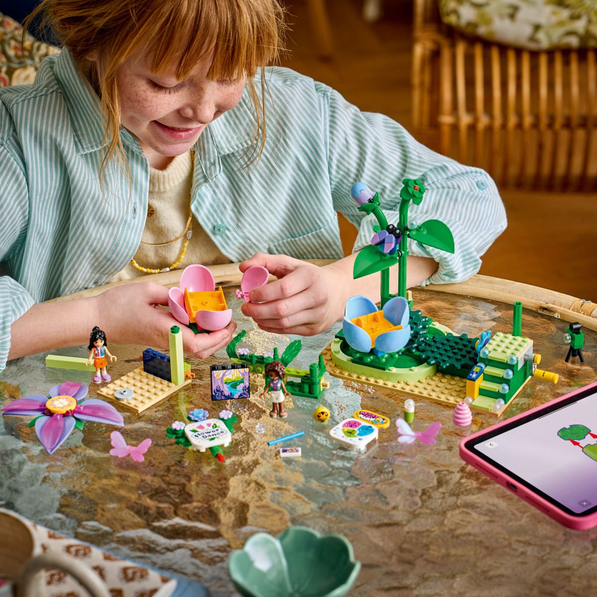 Lego Kukkien ja keijujen koristama teekuppikaruselli