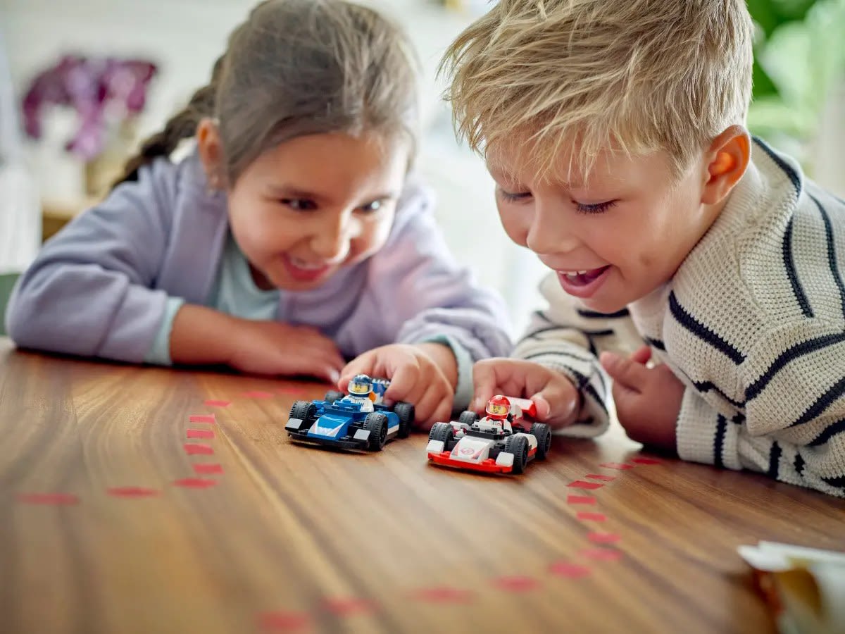 Lego F1®-kilpa-autot Williams Racing ja Haas F1®