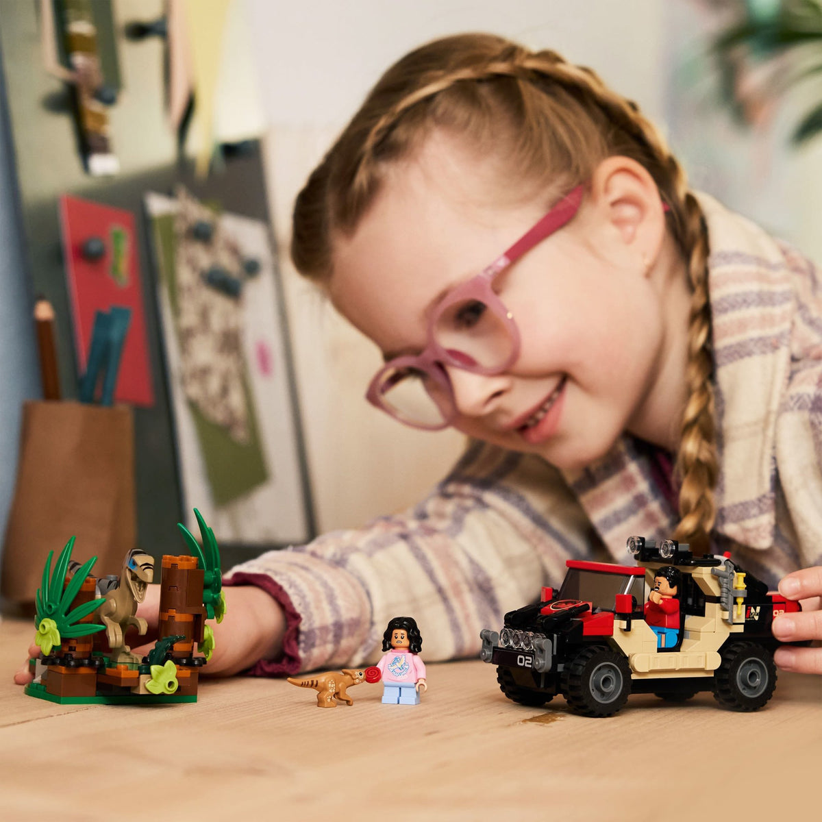 Lego Raptor ja pako maastoautolla
