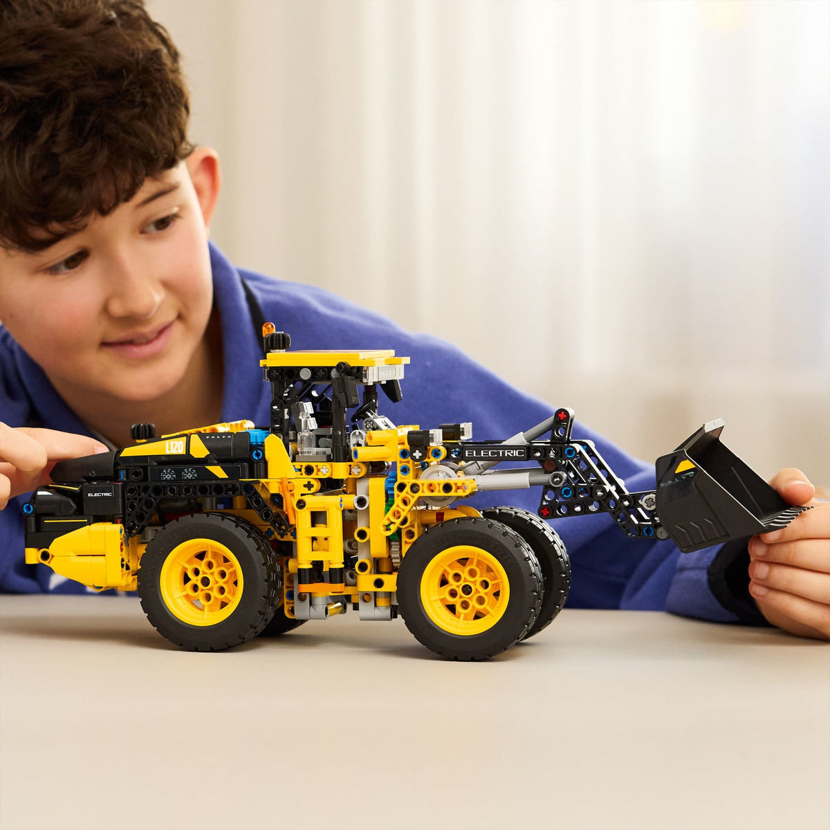 Lego Volvo L120 Electric ‑pyöräkuormaaja